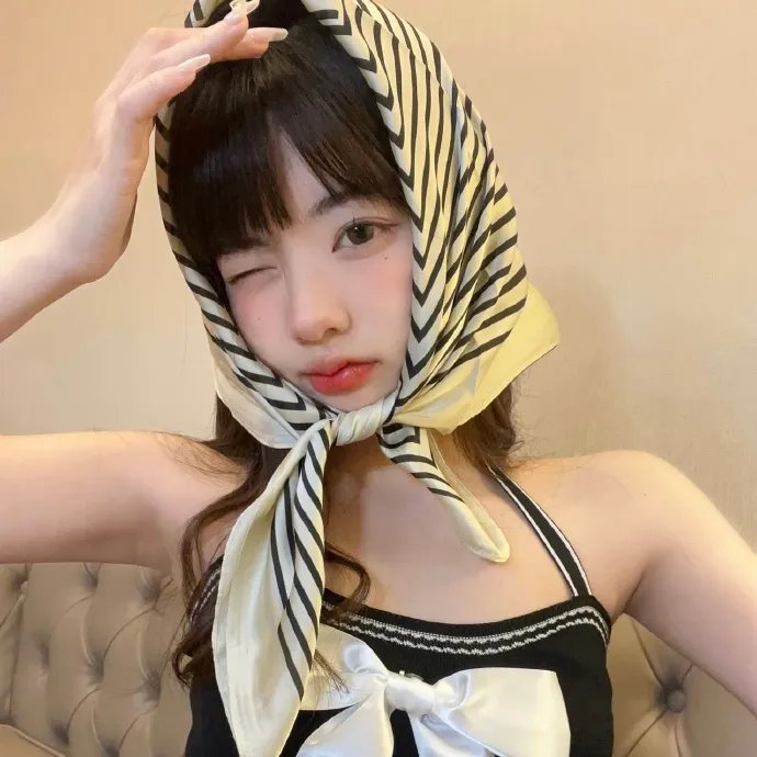 坐在酒吧里吃蛋糕